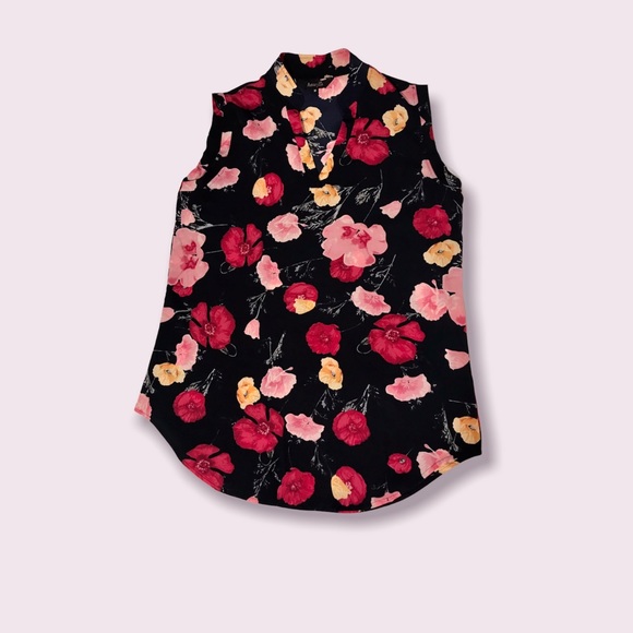 🌟SALE 2/$10.00‼️ Amaryllis Navy & Floral Sleeveless Notch Neck Tunic size M - Picture 7 of 7